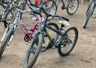 Bicicletas de distintos tamaños y colores, algunas para niños, junto a un letrero