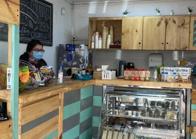 Mostrador de La Casa del Jardín con vitrina de pasteles