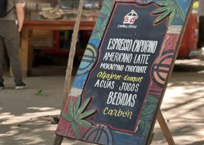 Pizarra de Combi Coffee con el menú de cafés, chocolate, jugos y bebidas
